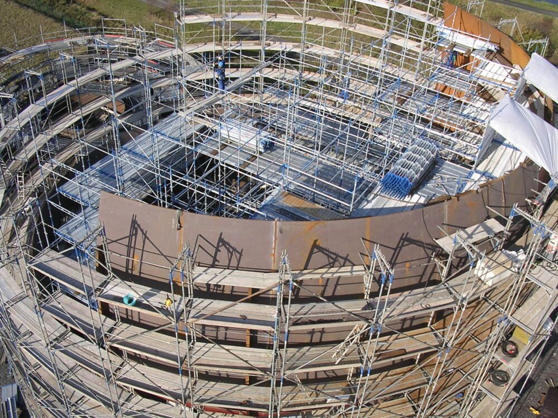 Scaffold on reactor columns